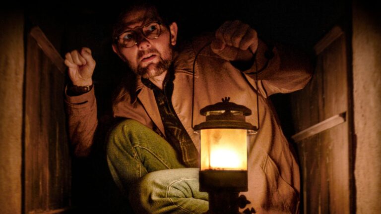 Diamond Films revela pôster de “Hokum: O Pesadelo da Bruxa”, terror com Adam Scott