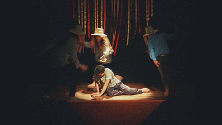 Chão Desce Alma Sobe leva fábula contemporânea sobre dignidade e esperança ao Festival de Curitiba