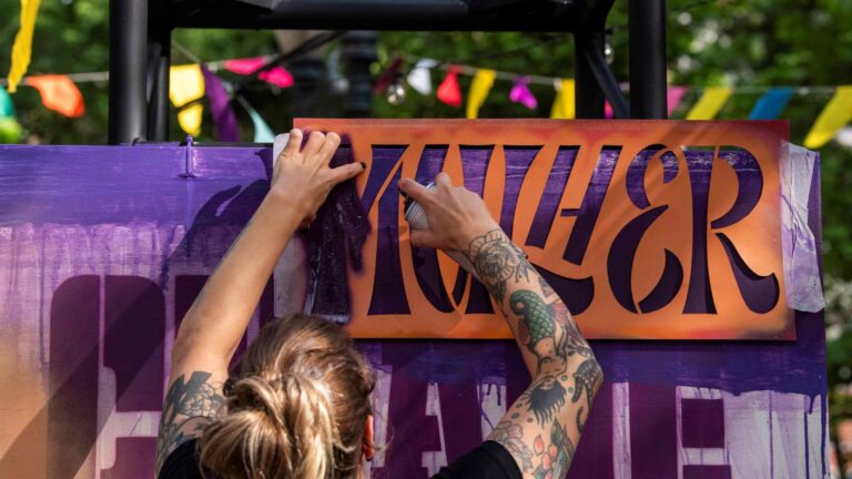 Artistas mulheres protagonizam exposição artística e programação especial neste domingo