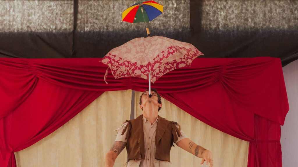 “O Mandachuva” leva teatro e circo à Zona Norte na Semana Santa Espetáculo da companhia mineira Penduricalhos se apresenta em Ramos e Madureira