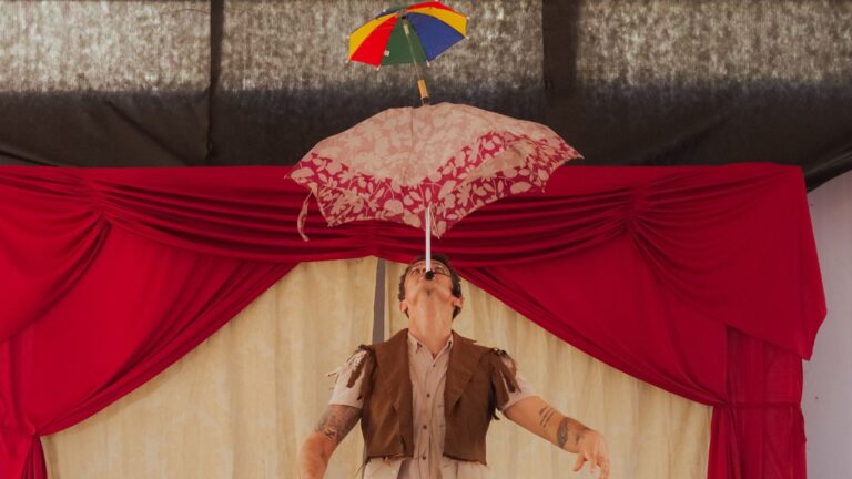 “O Mandachuva” leva teatro e circo à Zona Norte na Semana Santa Espetáculo da companhia mineira Penduricalhos se apresenta em Ramos e Madureira