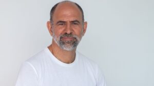 Finalista do Jabuti, Celso Tádhei lança curso online para quem quer tirar o livro da ideia e colocar no papel