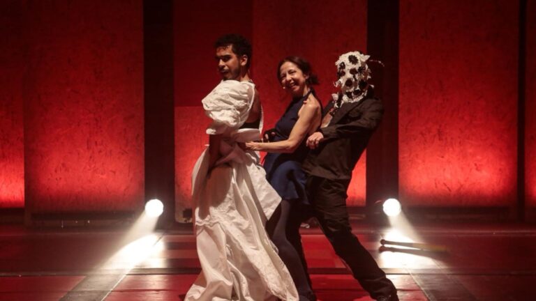 Bad Bunny assistiria: peça inspirada em “As Veias Abertas da América Latina” está na programação do Festival de Curitiba