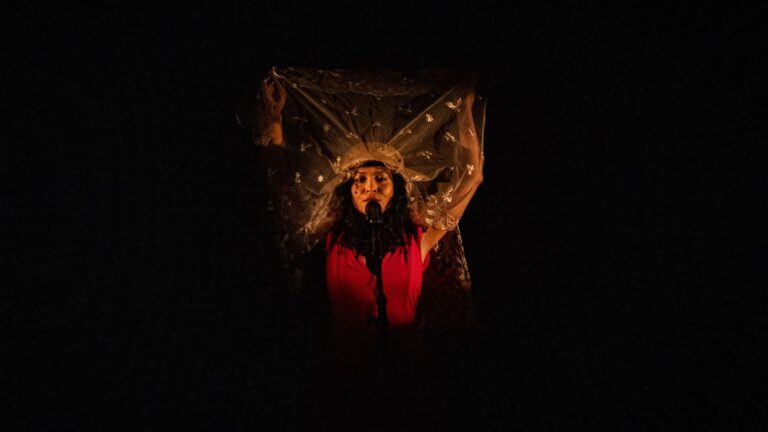 Inspirada por Jorge Ben Jor, atriz Marina Esteves apresenta monólogo