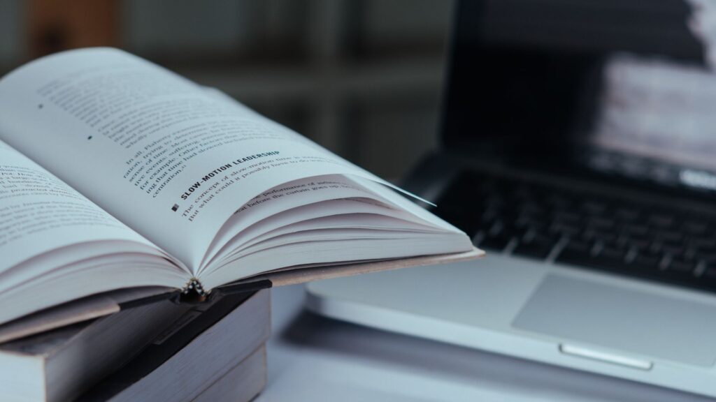 A polêmica das editoras “prestadoras de serviço” e os contratos abusivos no mercado literário