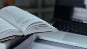 A polêmica das editoras “prestadoras de serviço” e os contratos abusivos no mercado literário