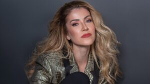 Alessandra Verney apresenta “unpluGAGA”, um tributo acústico a Lady Gaga, dia 26 de março, no Teatro Claro MAIS RJ, em Copacabana