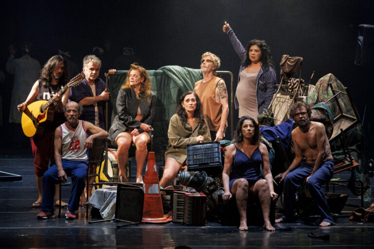 O Teatro como Antídoto: A clarividência do Grupo Galpão em meio ao caos