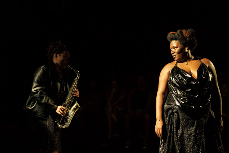 Vinte! propõe releitura da história negra no teatro brasileiro