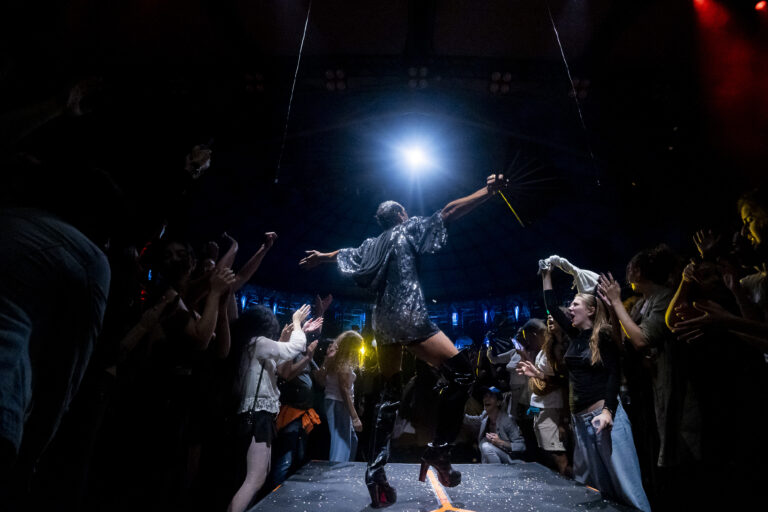 Entre festa e tragédia, “Édipo Rec” aposta no imersivo e se destaca na linguagem audiovisual