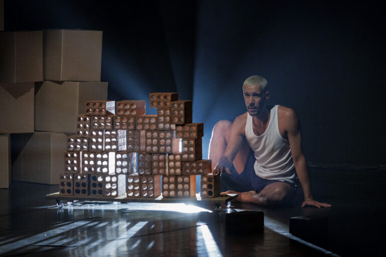 Escala 6×1 no Brasil: como a falta de tempo está sufocando a cultura, os sonhos e a economia do país