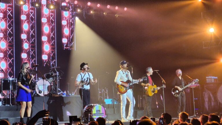 Com bandeira do Brasil e plateia em coro, The Lumineers conquista Curitiba na Automatic World Tour