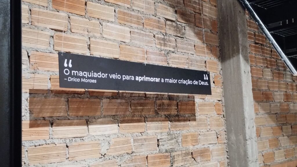 A arte que dá vida ao palco: Uma imersão na Maquiagem Teatral