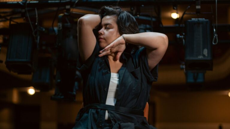 ELIPSE estreia no Teatro Dulcina e parte da pergunta: o que sustenta o teatro?