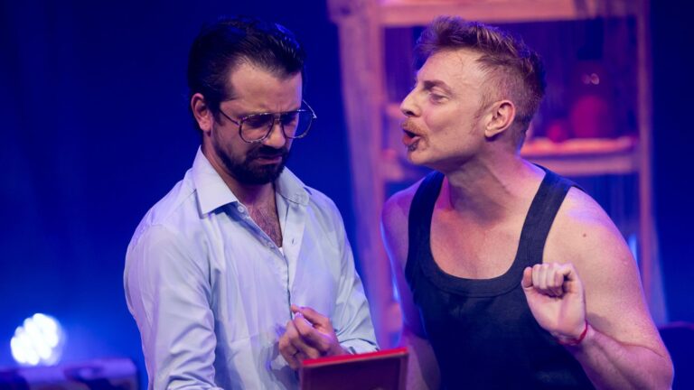 Visita a Domicílio transforma reencontro do passado em comédia sensível no Teatro Paiol