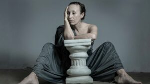 O monólogo “A Mulher Estátua” estreia dia 10 de abril, no Espaço Cultural Municipal Sérgio Porto, no Humaitá