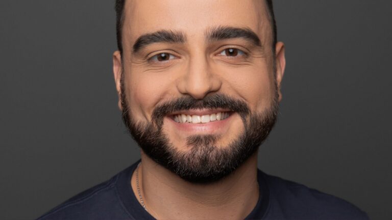 Hugo Kerth fala sobre viver personagem antológico da teledramaturgia em “Espelho mágico”