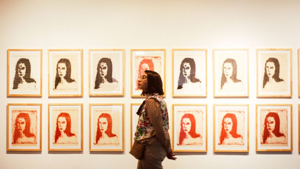 “Margens de Si”: exposição de Gabriela Queiroz retorna a Curitiba e transforma o autorretrato em travessia sensível