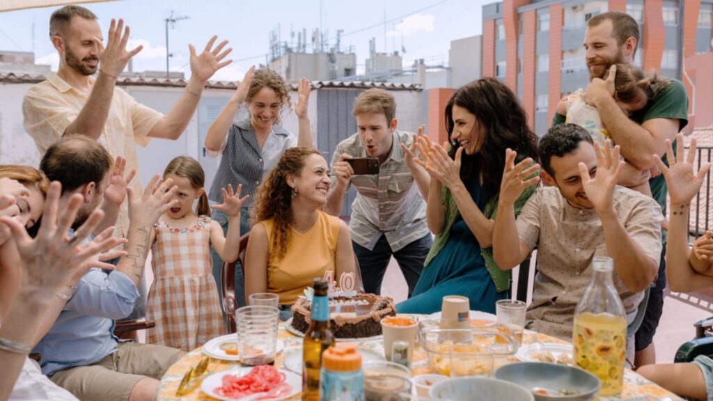 Drama espanhol “Surda”, com primeira atriz surda a vencer um Goya, ganha cartaz e trailer oficiais