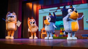 Pela primeira vez, Curitiba recebe o show oficial “Bluey Ao Vivo – Diversão em Família!” no Teatro Positivo