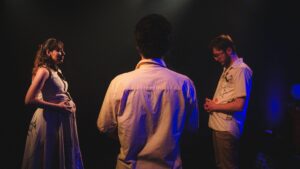 “Aos Companheiros de Estrada” retorna a Curitiba e transforma o sertão em travessia viva no palco do miniauditório do Guaíra