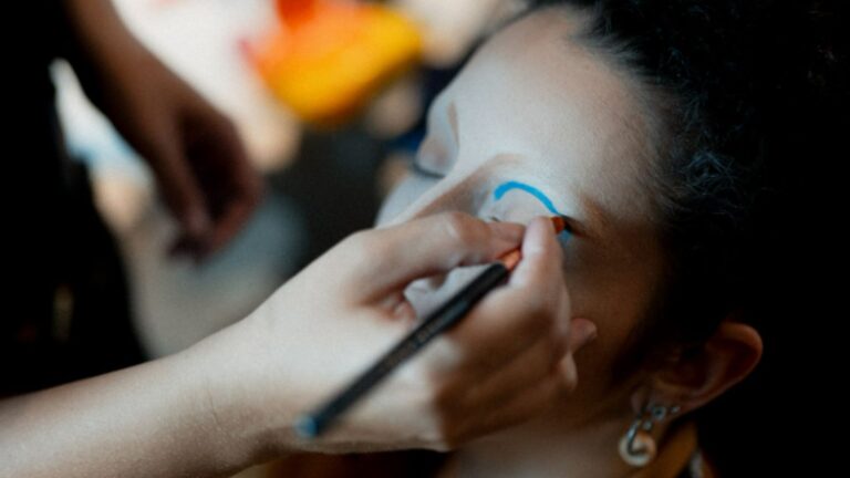 Dos bastidores ao palco: exposição revisita a história da maquiagem teatral no Brasil