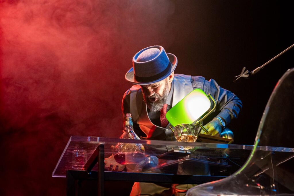 Um endeusamento sem respostas – conto-crítica sobre Versão Demo