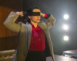 Fenômeno teatral, Débora Falabella traz o premiado solo “Prima Facie” a Curitiba em maio