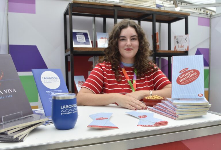 Poesia e ecologia: Júlia Vita lança “Rítmica marítima” com análise sobre a influência das águas na escrita