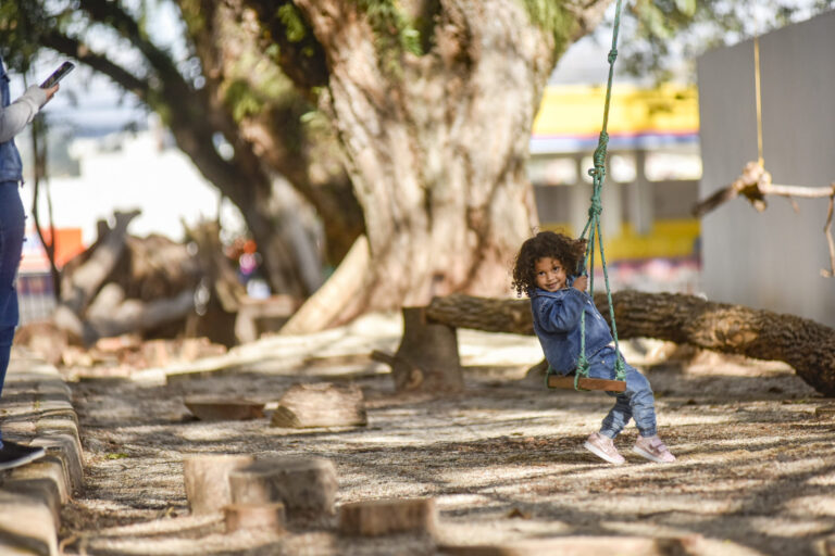 Livro “Cidades que Abraçam Infâncias” analisa o impacto do planejamento urbano no desenvolvimento infantil