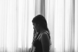 Alice Puterman expõe violência e saúde mental em livro que denuncia agressões contra mulheres