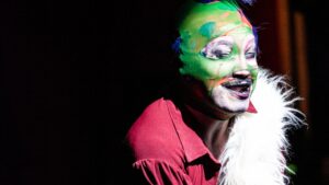 Oficina em Curitiba propõe transformar maquiagem teatral em ferramenta de construção psicológica