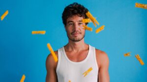 Tiago Iorc celebra os dez anos do sucesso de ´Troco Likes´ com turnê comemorativa que contempla dez cidades, incluindo Curitiba