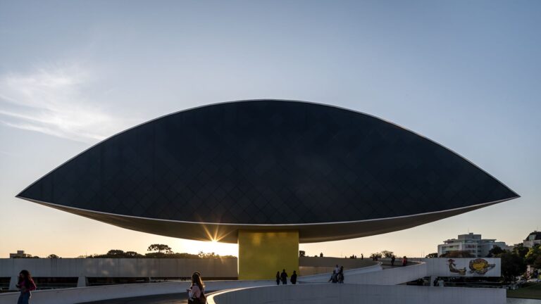 ACP inaugura ciclo de palestras da Bienal da Moda com o diretor de arte italiano Antonio Piccirilli no MON