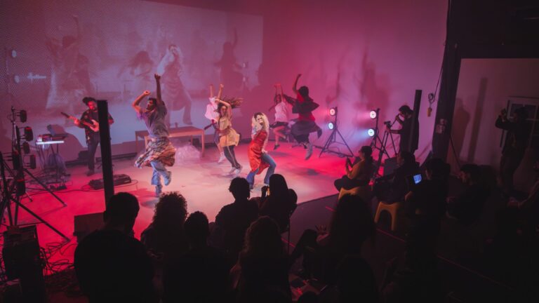 Experiência Língua Solta ocupa a noite com shows, videoclipes e reforça a potência da arte independente coletiva