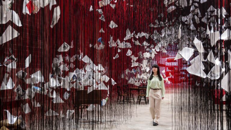 16ª Bienal de Curitiba prorroga envio de cartas para instalação da artista japonesa Chiharu Shiota no MON