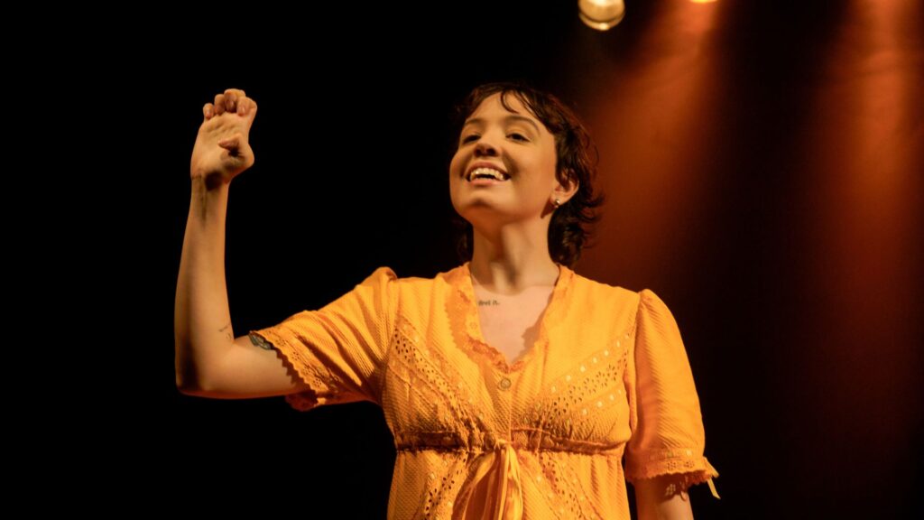 Espetáculo sobre Alzheimer transforma memória em cena bilíngue no Teatro Guaíra