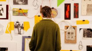 Artista paranaense transforma subsolo de shopping em ateliê aberto durante a Curitiba Art Week