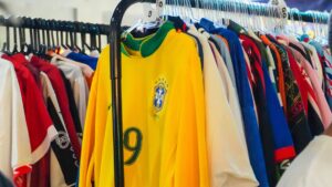 Feira de camisas de futebol de Curitiba chega à terceira edição em clima de Copa do Mundo