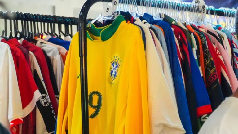 Feira de camisas de futebol de Curitiba chega à terceira edição em clima de Copa do Mundo