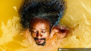 Chico César revisita suas origens em show intimista na CAIXA Cultural Curitiba