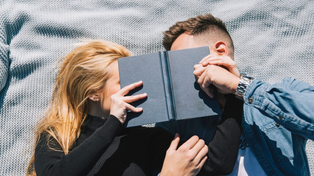 12 livros com fake dating que vão te fazer querer um namorado de mentira