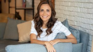 Editora LGBT+, Flávia Iriarte, estreia no romance com trama sobre privilégios e tensões sociais