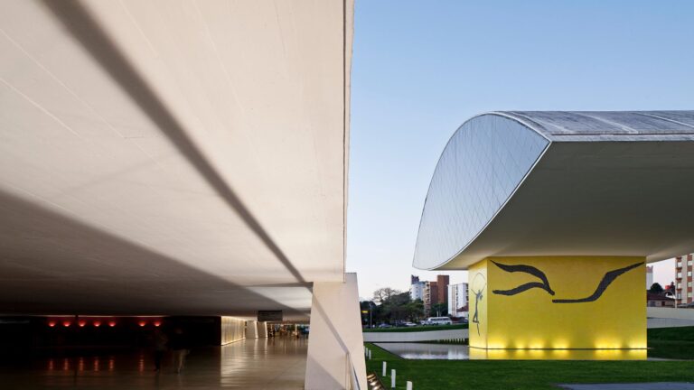 Museu Oscar Niemeyer promove experiência artística sensorial para bebês inspirada em Emanoel Araújo