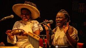 Espetáculo “MARIAR – um Mar de Poesias”, inspirado nas mulheres marisqueiras do Recôncavo Baiano, se apresenta gratuitamente no Rio