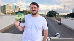 Roger Dörl publica ficção onde sociedade é proibida de adquirir conhecimento