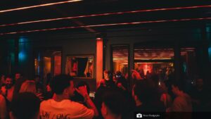 Meio recebe integrantes de NX Zero, Restart e Glória em noite que celebra a geração do rock dos anos 2000 em Curitiba