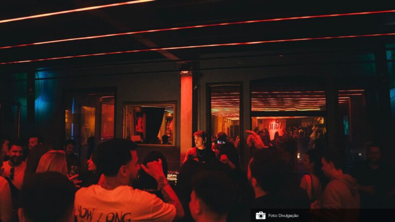 Meio recebe integrantes de NX Zero, Restart e Glória em noite que celebra a geração do rock dos anos 2000 em Curitiba