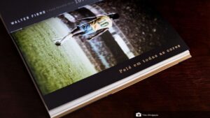 Livro sobre fotografias icônicas de Pelé ganha versão acessível para pessoas cegas e com baixa visão