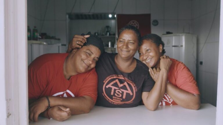 “Não Existe Almoço Grátis”: um movimento social refletido em três mulheres